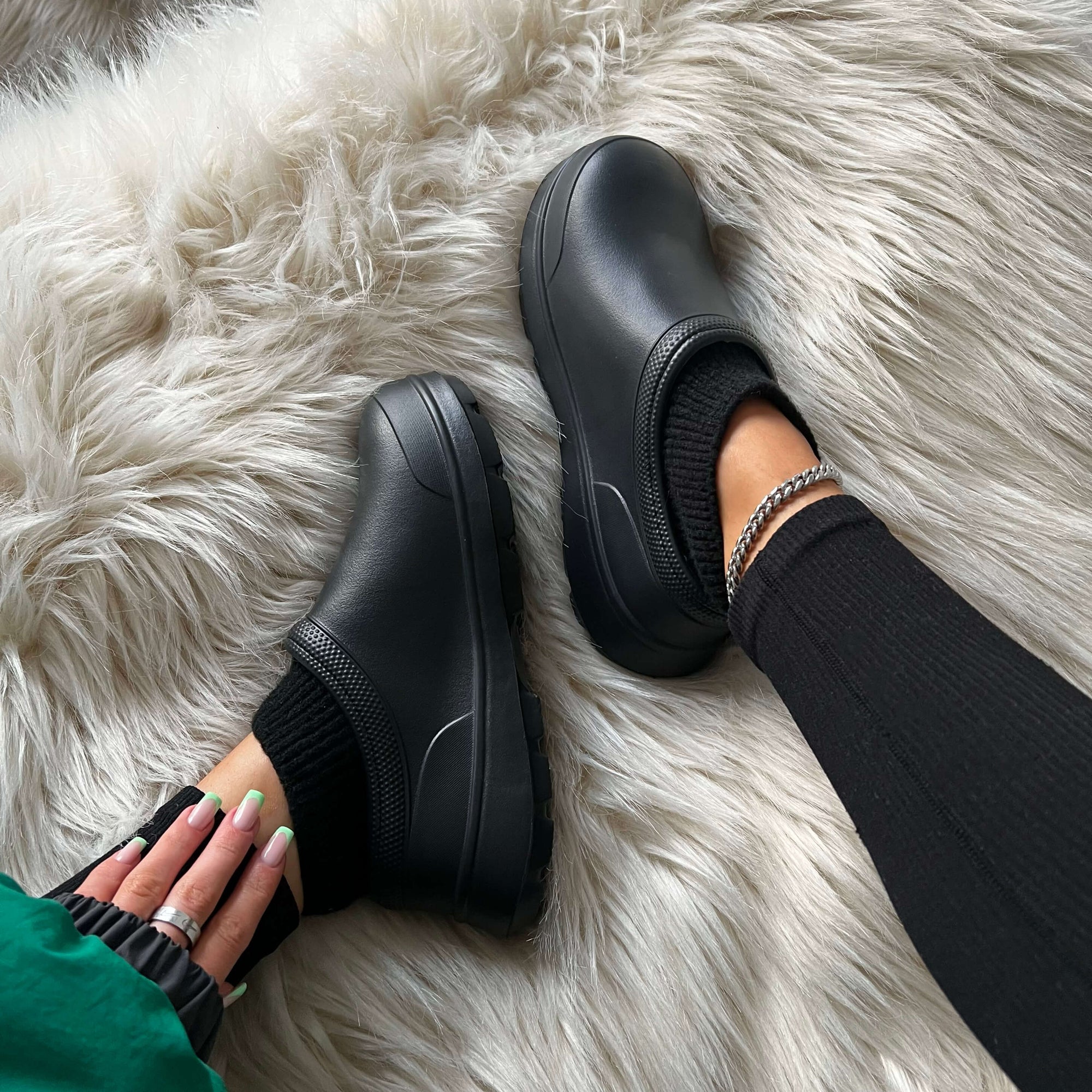 Como o Comfy Clog Yogui™ pode aliviar dores nos pés e proporcionar conforto duradouro para quem fica muito tempo em pé